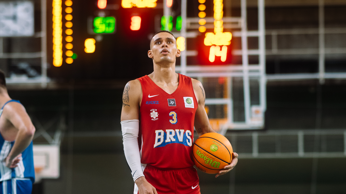 Foto: Ein Spieler der Berlin Braves hält einen Basketball.
